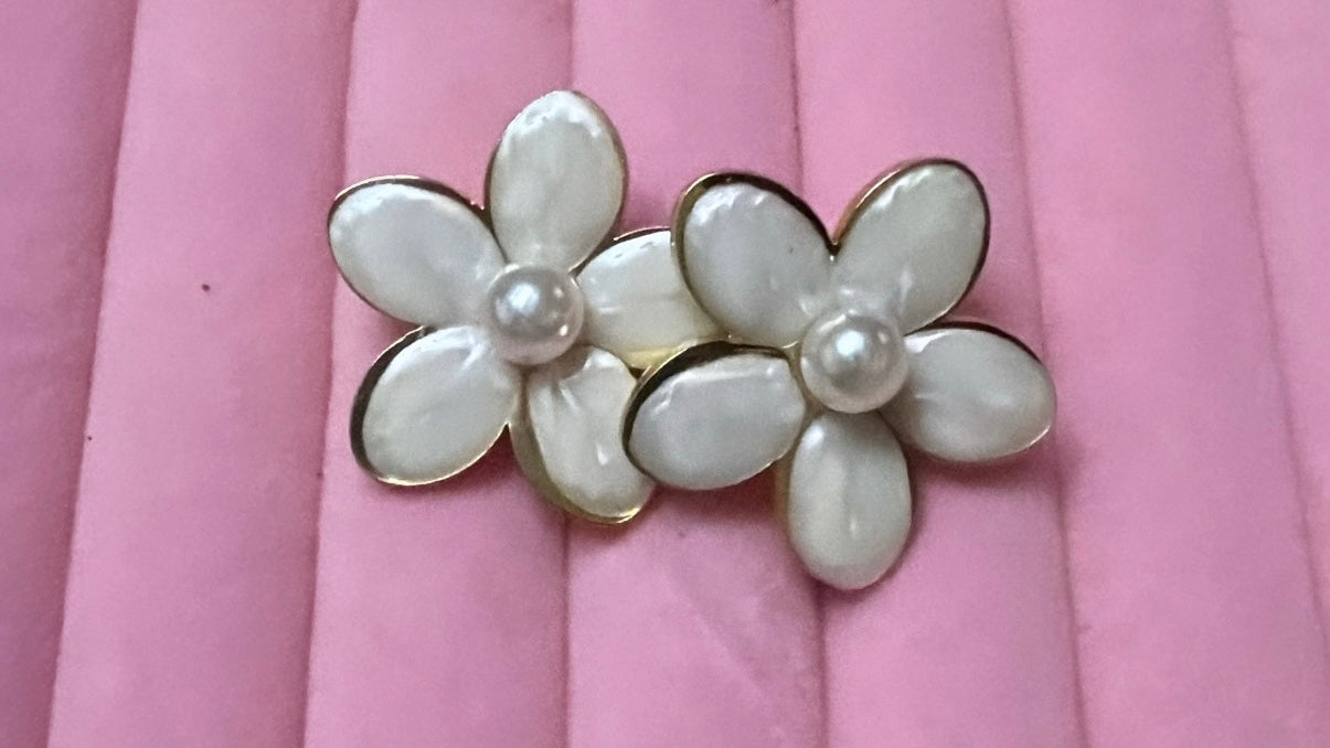 Aros flor perla- Enchape de oro 18k