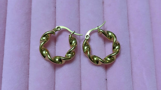 Aros Argollas entrelazadas- enchapadas en oro 18k